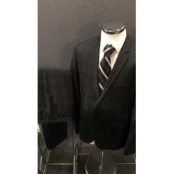 Kostuum van HUGO BOSS. Maat 52. Zwart geruit