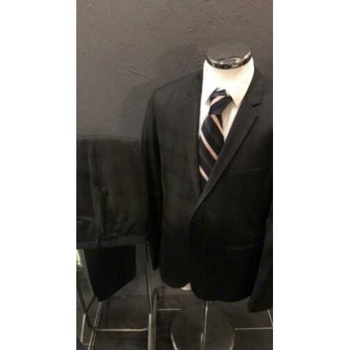 Kostuum van HUGO BOSS. Maat 52. Zwart geruit