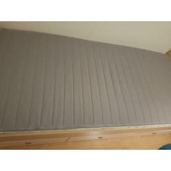 Eenpersoonsbed met drie grote lades in kleur wit/beuken.