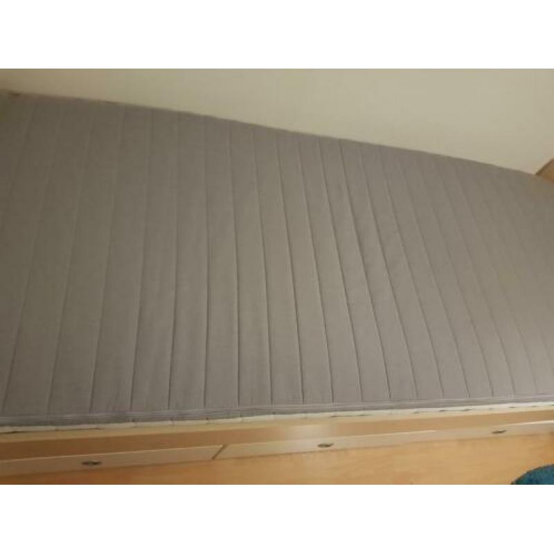 Eenpersoonsbed met drie grote lades in kleur wit/beuken.