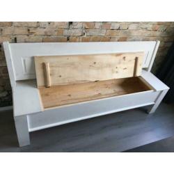 Witte houten klep bank kerkbank