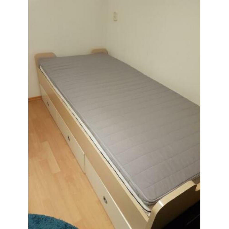 Eenpersoonsbed met drie grote lades in kleur wit/beuken.