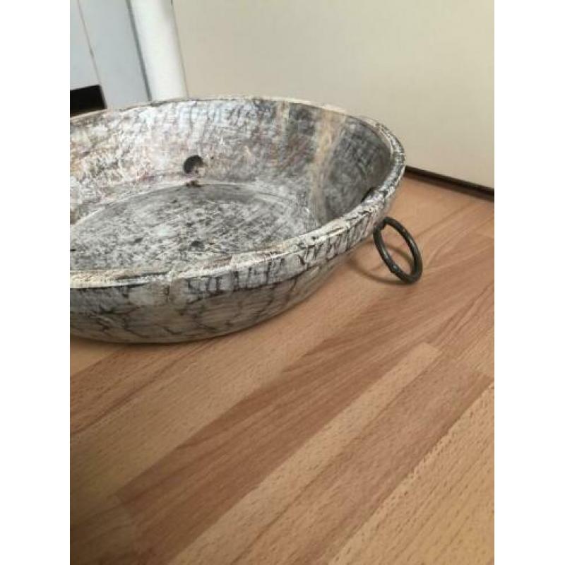 Grote zware houten schaal met ringen als nieuw!