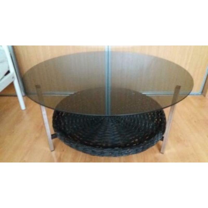 glazen tafel met rieten mand.