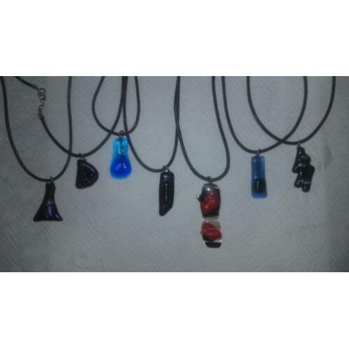 Ketting met hanger van glas. Mooie glazen hanger.