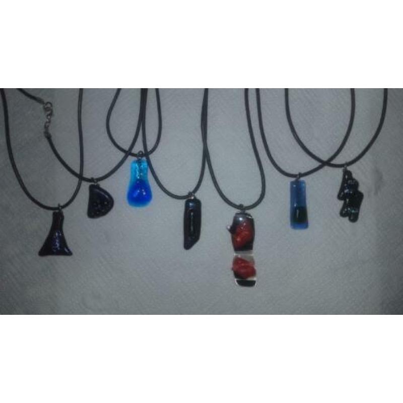 Ketting met hanger van glas. Mooie glazen hanger.