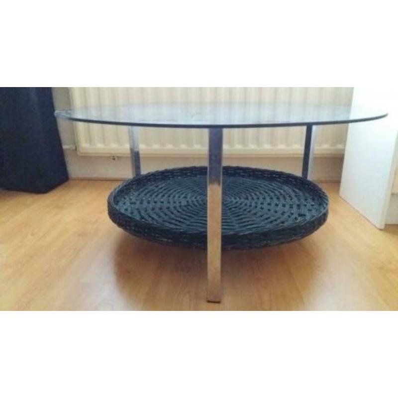 glazen tafel met rieten mand.