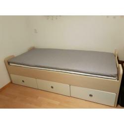 Eenpersoonsbed met drie grote lades in kleur wit/beuken.
