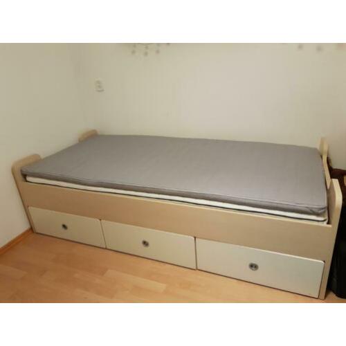 Eenpersoonsbed met drie grote lades in kleur wit/beuken.