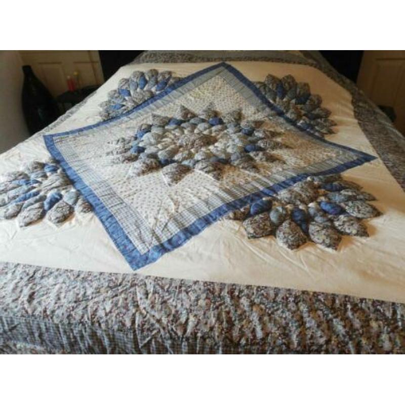 Mooie grote bedsprei met 2 grote kussen slopen erbij