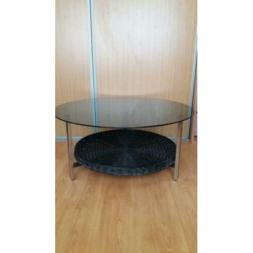 glazen tafel met rieten mand.