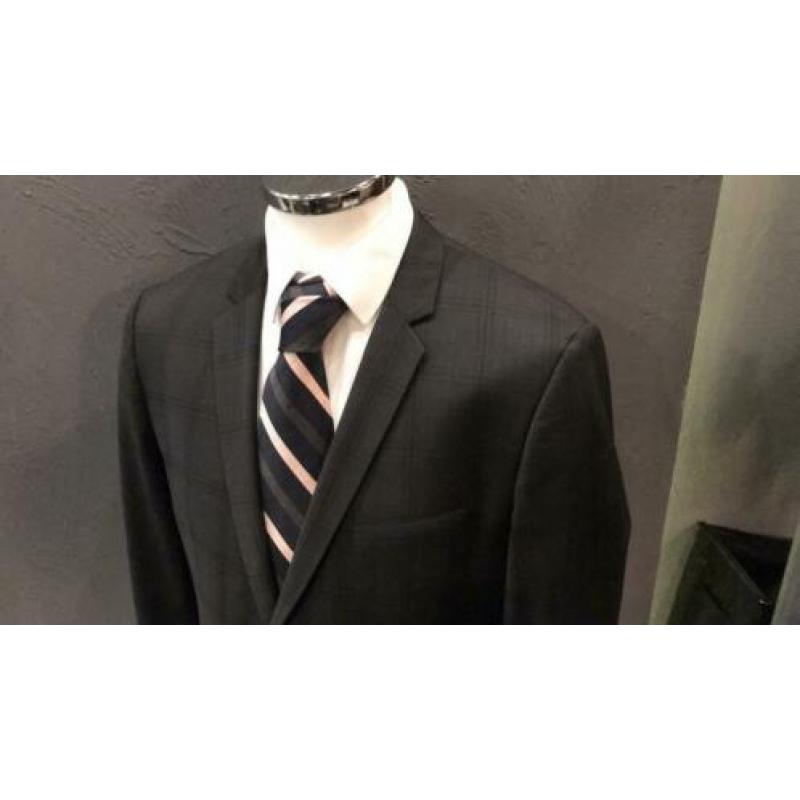 Kostuum van HUGO BOSS. Maat 52. Zwart geruit