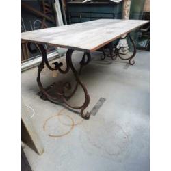 Grote buitentafel hardhouten blad antiek