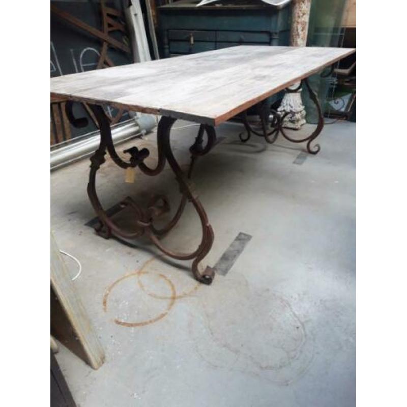 Grote buitentafel hardhouten blad antiek