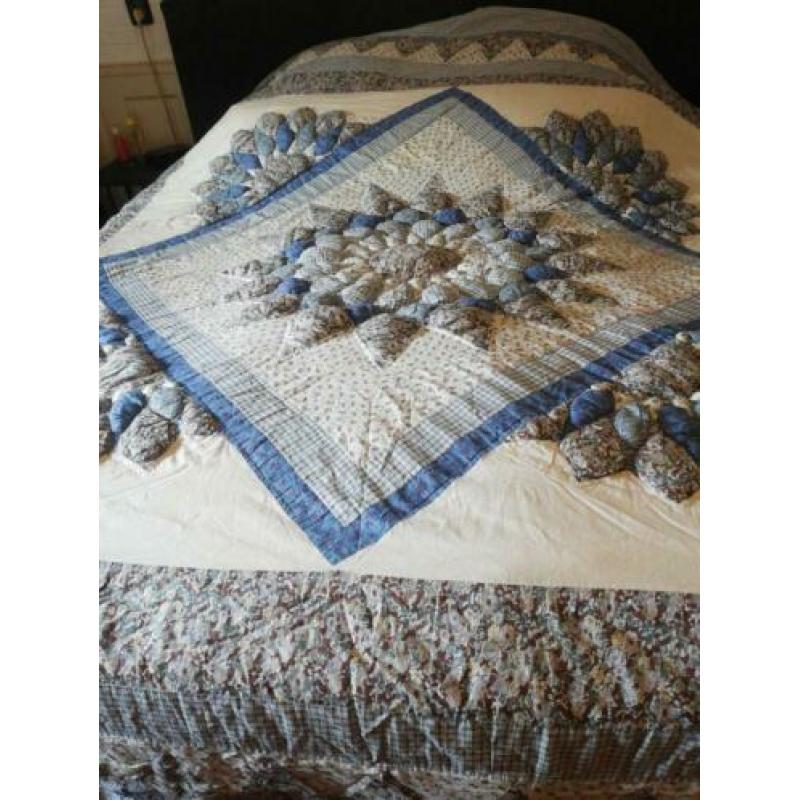 Mooie grote bedsprei met 2 grote kussen slopen erbij