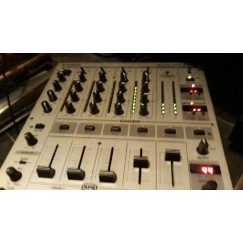 Tv en pro dj mengtafel