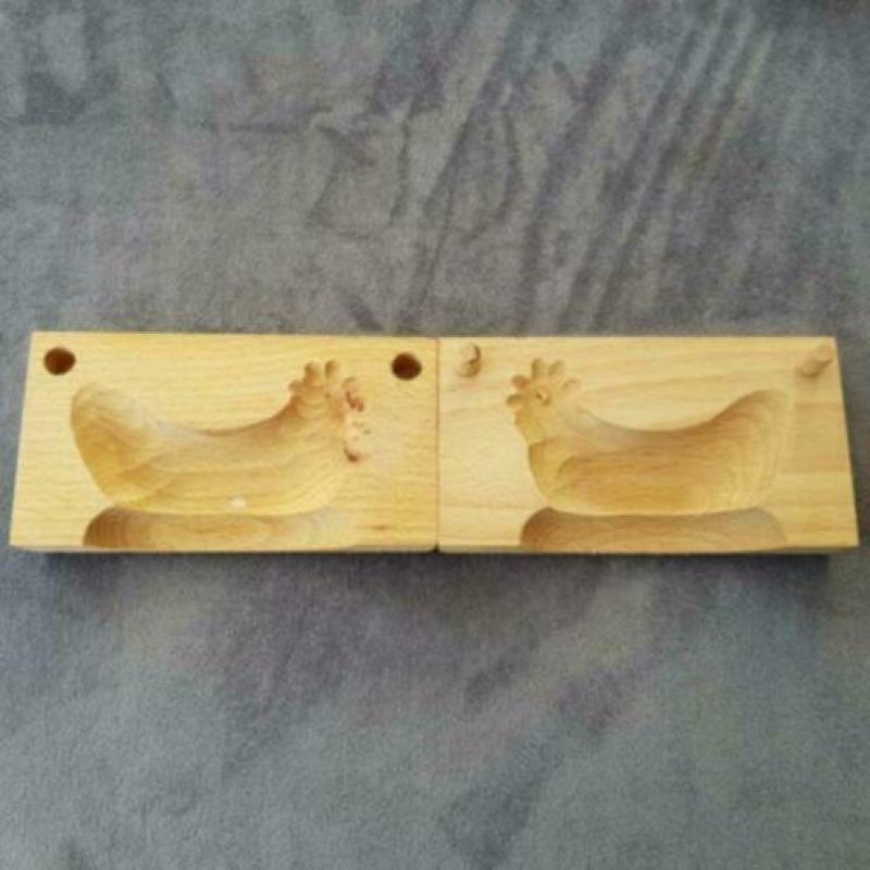 102 Houten vormpje om suikerbeestjes, haan of schaap