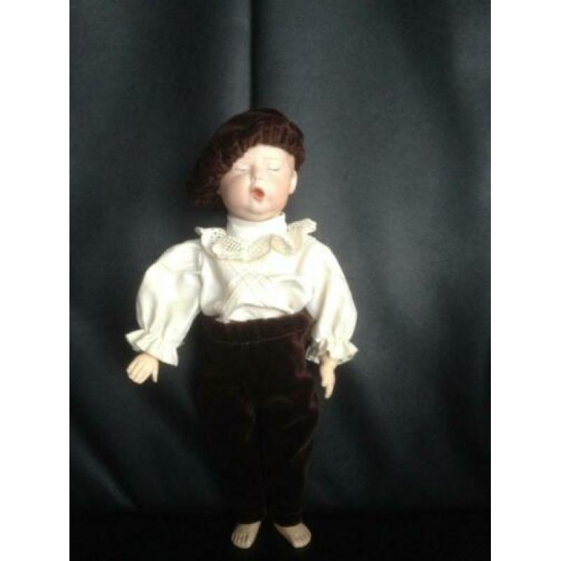 Schattig replica jongetje van Heubach dus niet antiek of oud