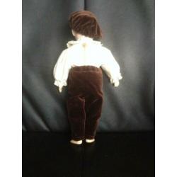 Schattig replica jongetje van Heubach dus niet antiek of oud