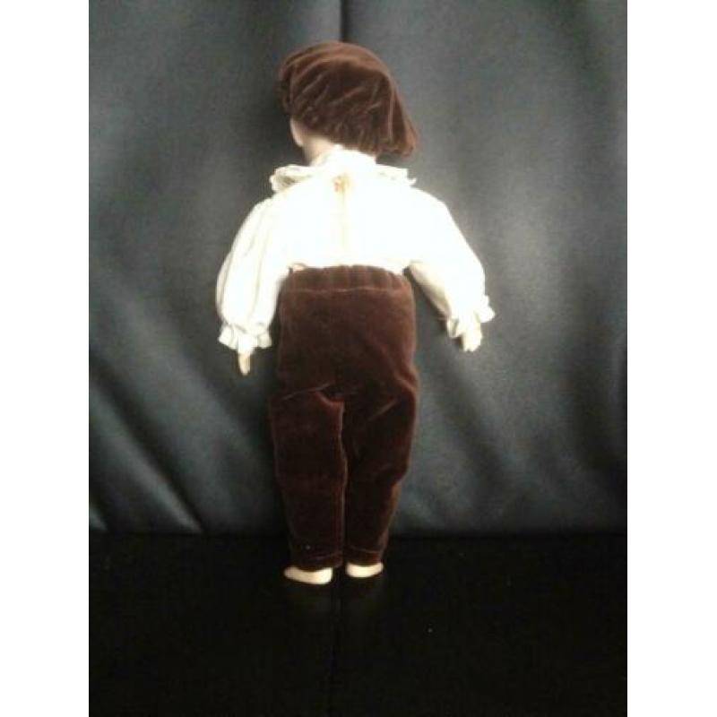 Schattig replica jongetje van Heubach dus niet antiek of oud