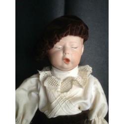Schattig replica jongetje van Heubach dus niet antiek of oud