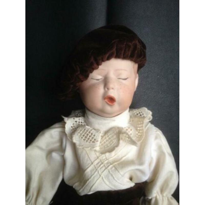Schattig replica jongetje van Heubach dus niet antiek of oud