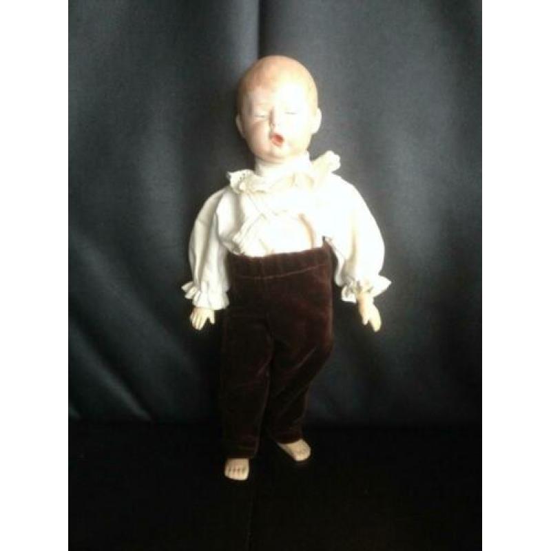 Schattig replica jongetje van Heubach dus niet antiek of oud