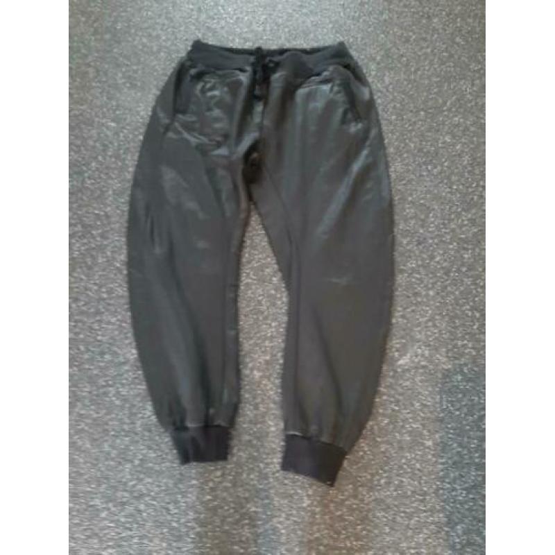 Zwart (licht ) glanzende broek mt xl