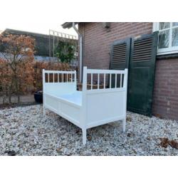VINTAGE 2 in 1 ledikant uit de SIXTIES. Afneembare rekjes.