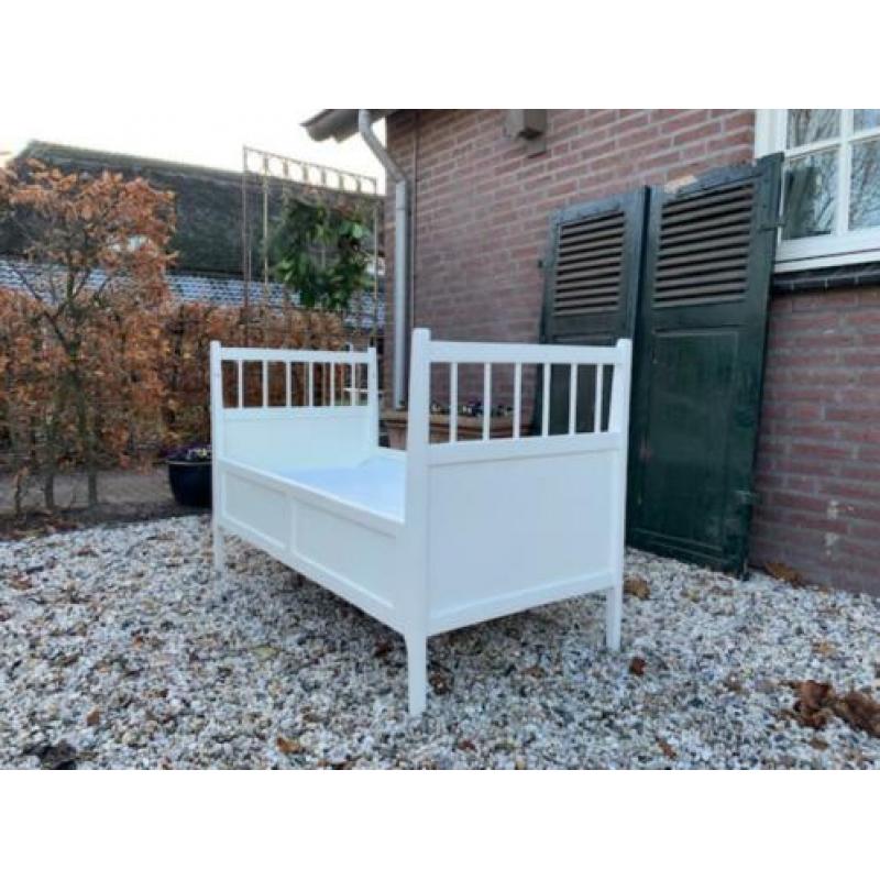 VINTAGE 2 in 1 ledikant uit de SIXTIES. Afneembare rekjes.