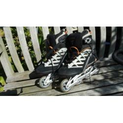 Rollerskates maat 43 met kniebeschermers en tas!