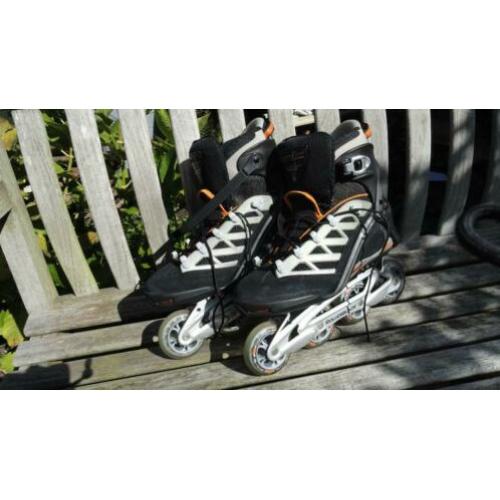 Rollerskates maat 43 met kniebeschermers en tas!
