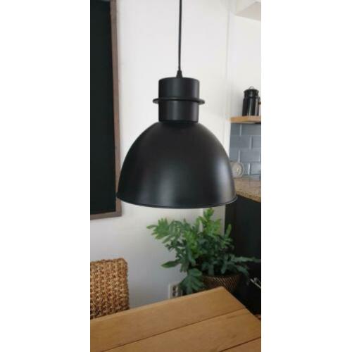Mooie zwarte matte lampen 2x, industrieel, bijna NIEUW