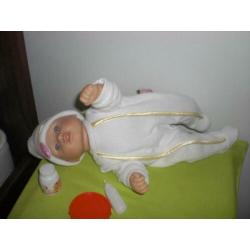 baby anabell interactief draait met haar hoofd en maakt gelu