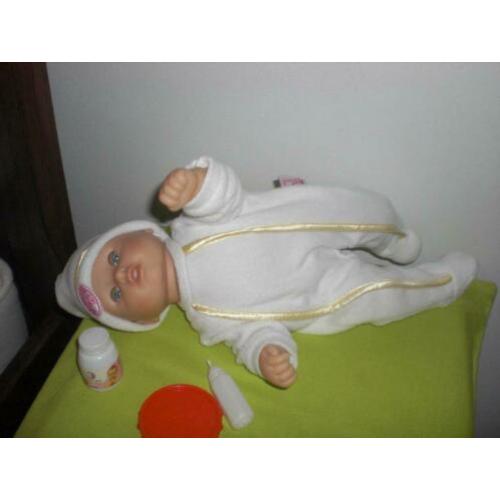 baby anabell interactief draait met haar hoofd en maakt gelu