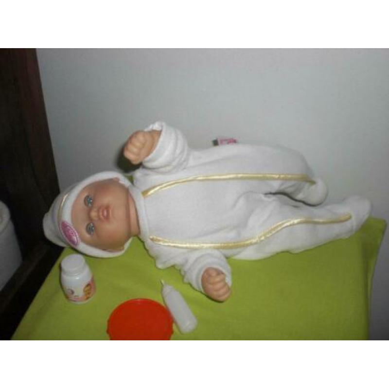 baby anabell interactief draait met haar hoofd en maakt gelu