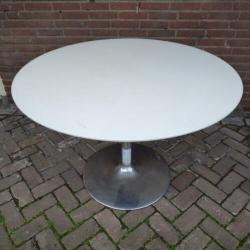Retro Ronde tafel, wit blad, tulp poot chroom