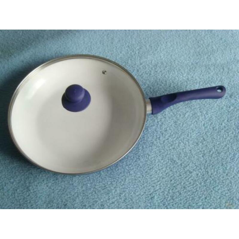 Keramische koekenpan 28 cm. Nieuw met glazen deksel. Geschik