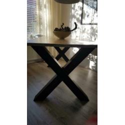 Industriële eettafel met stalen X poten.