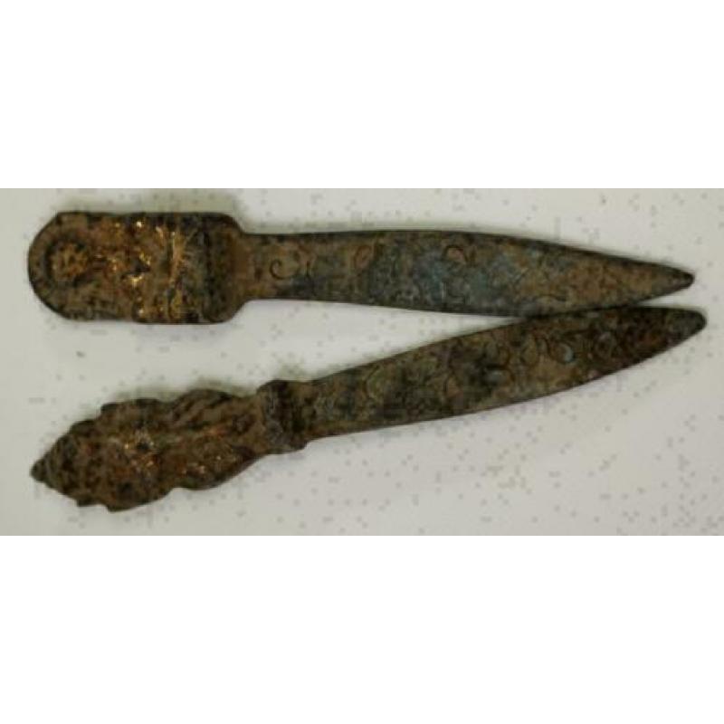 2x rituele oude dolk handvat in vorm ganesha en wachter