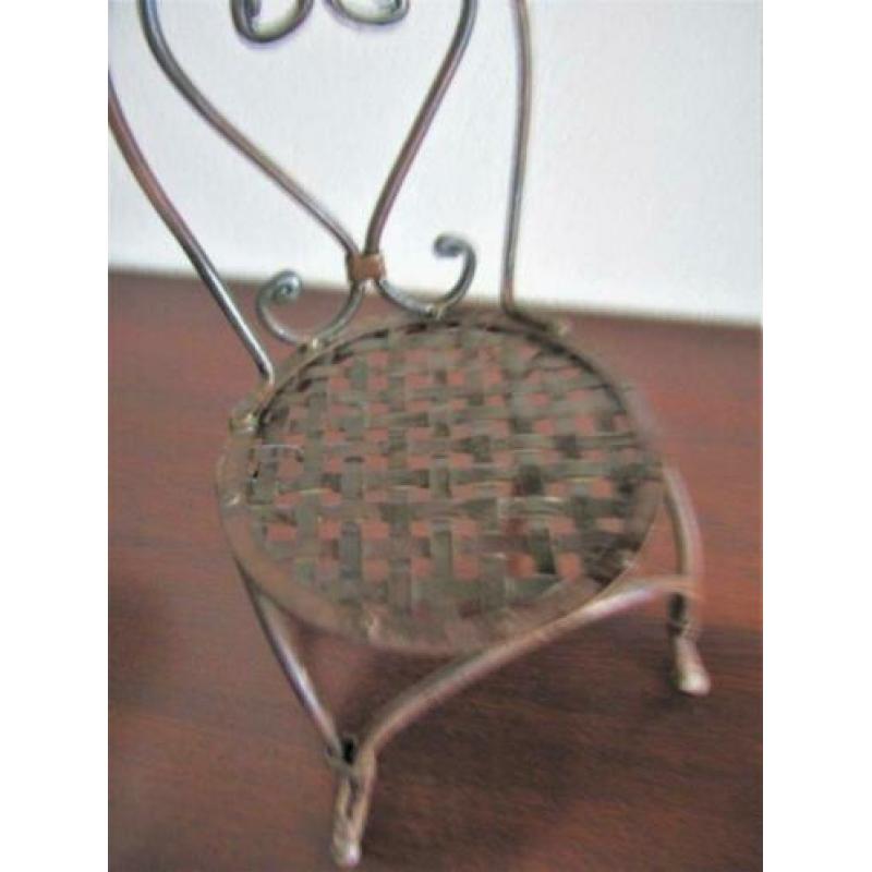 Te koop volledig metalen poppenstoeltje voor poppen 40-50 cm