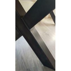 Industriële eettafel met stalen X poten.
