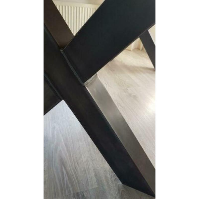 Industriële eettafel met stalen X poten.