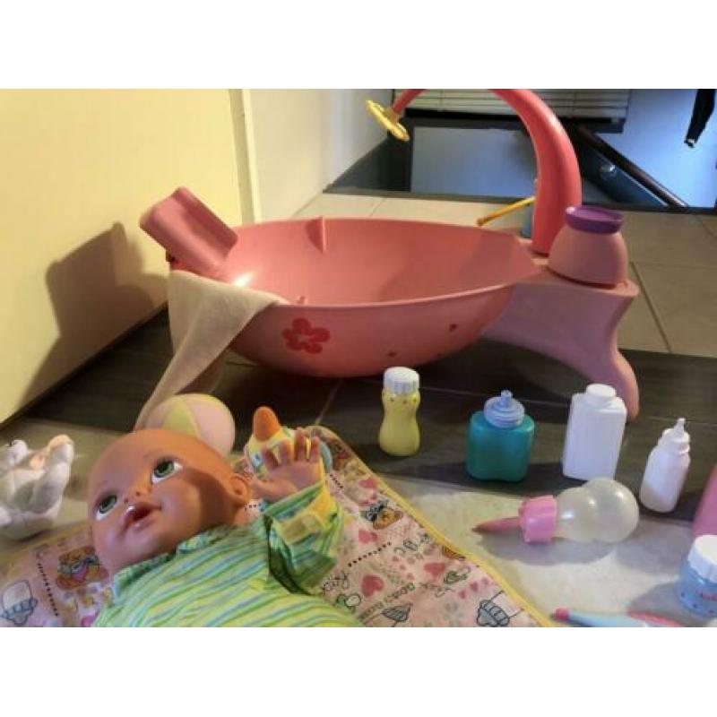 Babypop met badje en verschillende accessoires (zie foto’s)