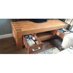 Tv meubel + salontafel van zeer robuust massief hout