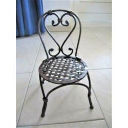 Te koop volledig metalen poppenstoeltje voor poppen 40-50 cm