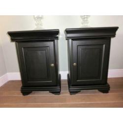2 schitterende stoere mat zwarte nachtkastjes