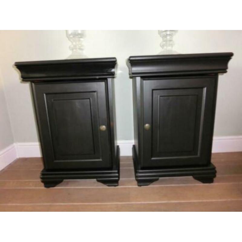 2 schitterende stoere mat zwarte nachtkastjes