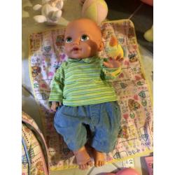 Babypop met badje en verschillende accessoires (zie foto’s)
