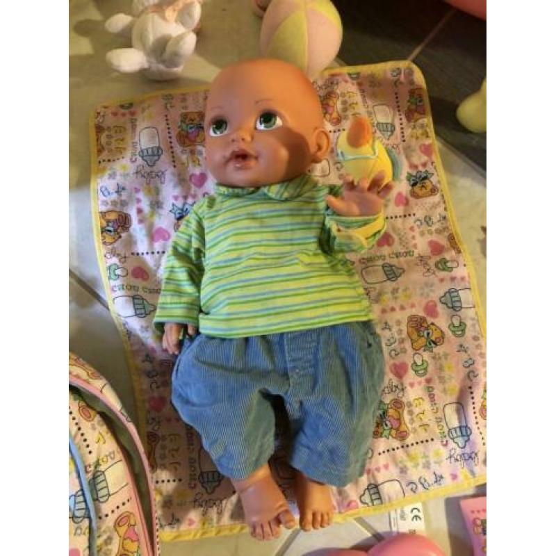 Babypop met badje en verschillende accessoires (zie foto’s)